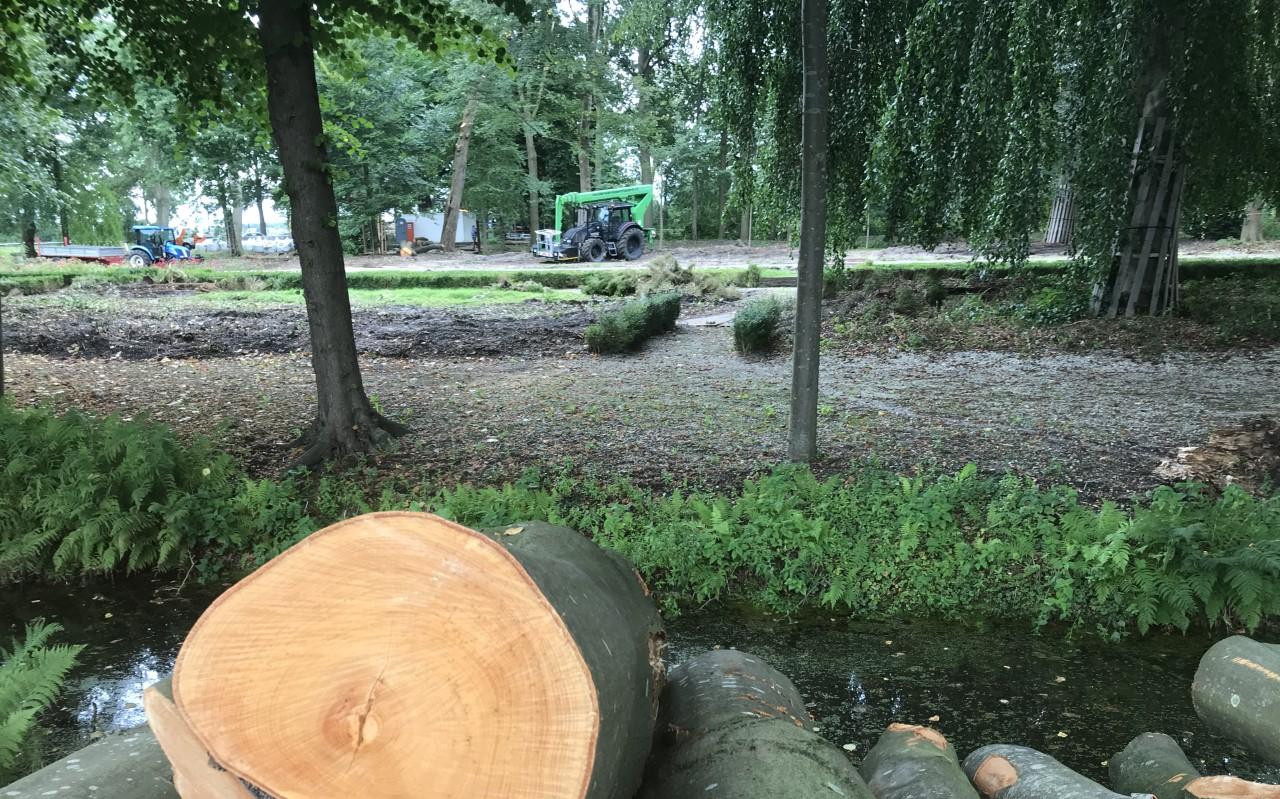De tuin van Borg Welgelegen ligt nu overhoop. De tuin van Borg Welgelegen ligt nu overhoop.