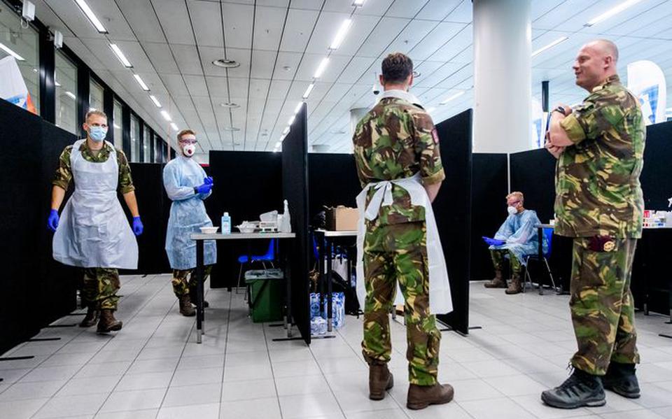 Militairen, vaak zonder medische achtergrond, hielpen ook al mee in teststraten zoals op Schiphol afgelopen zomer. 