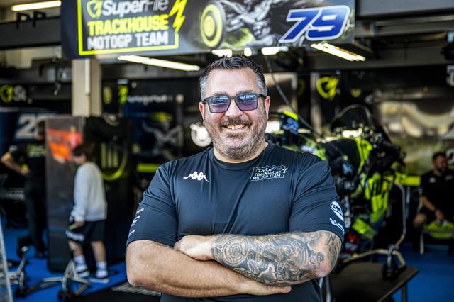 Trackhouse Teamcoördinator Robin Spijkers krijgt cadeautje van Fernandez in ‘thuisrace’