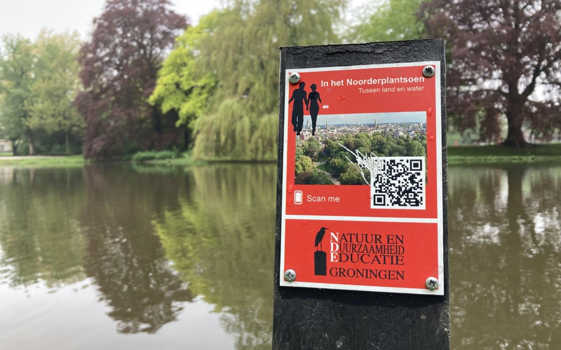Een van de bekraste QR-codes in het Noorderplantsoen.