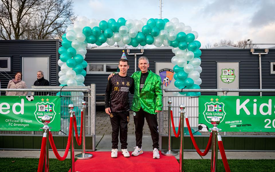 Sandro Kukler en zijn vader Onno van Kids United op sportpark De Kring in Groningen.