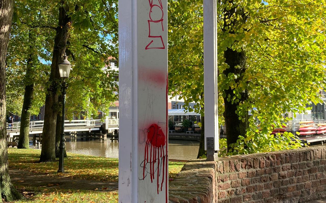 De politie laat weten dat de jongeren zich vooral verzamelen in de omgeving van de Nicolaïkerk in het centrum. Daar is het vandalisme inderdaad zichtbaar. Het muziekkoepeltje is beklad met graffiti. De politie laat weten dat de jongeren zich vooral verzamelen in de omgeving van de Nicolaïkerk in het centrum. Daar is het vandalisme inderdaad zichtbaar. Het muziekkoepeltje is beklad met graffiti.