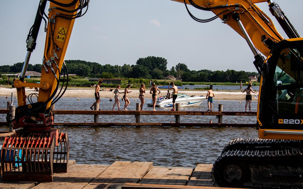 Het moet weer gezellig vertoeven zijn op strand Zuid in Blauwestad. Vorige maand lagen er veel glasscherven op het strand. Het verwijderen kostte de gemeente Oldambt 4000 euro. Het moet weer gezellig vertoeven zijn op strand Zuid in Blauwestad. Vorige maand lagen er veel glasscherven op het strand. Het verwijderen kostte de gemeente Oldambt 4000 euro.