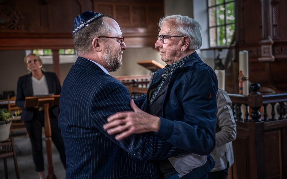 Maarten Wierenga en Bindert Helder omarmen elkaar na de overhandiging van de ansichtkaart. 