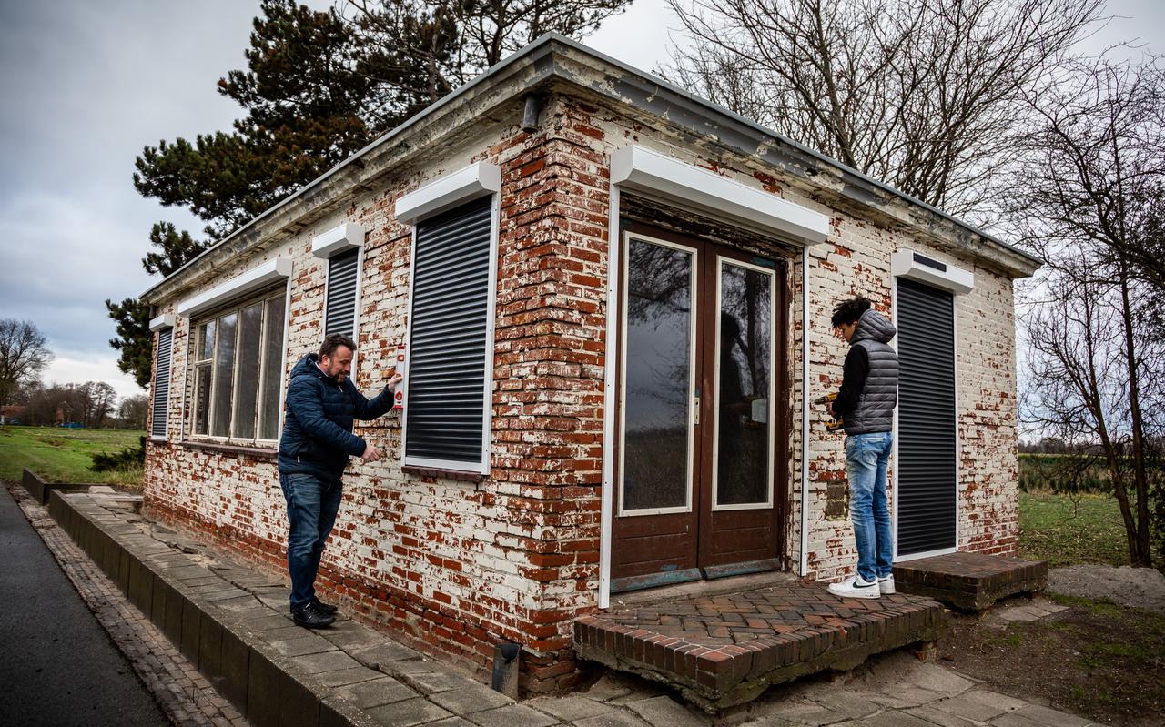 Richart Joling (links) knapte met medewerkers het verpauperde kantoor bij Rhederbrug volledig op. Richart Joling (links) knapte met medewerkers het verpauperde kantoor bij Rhederbrug volledig op.