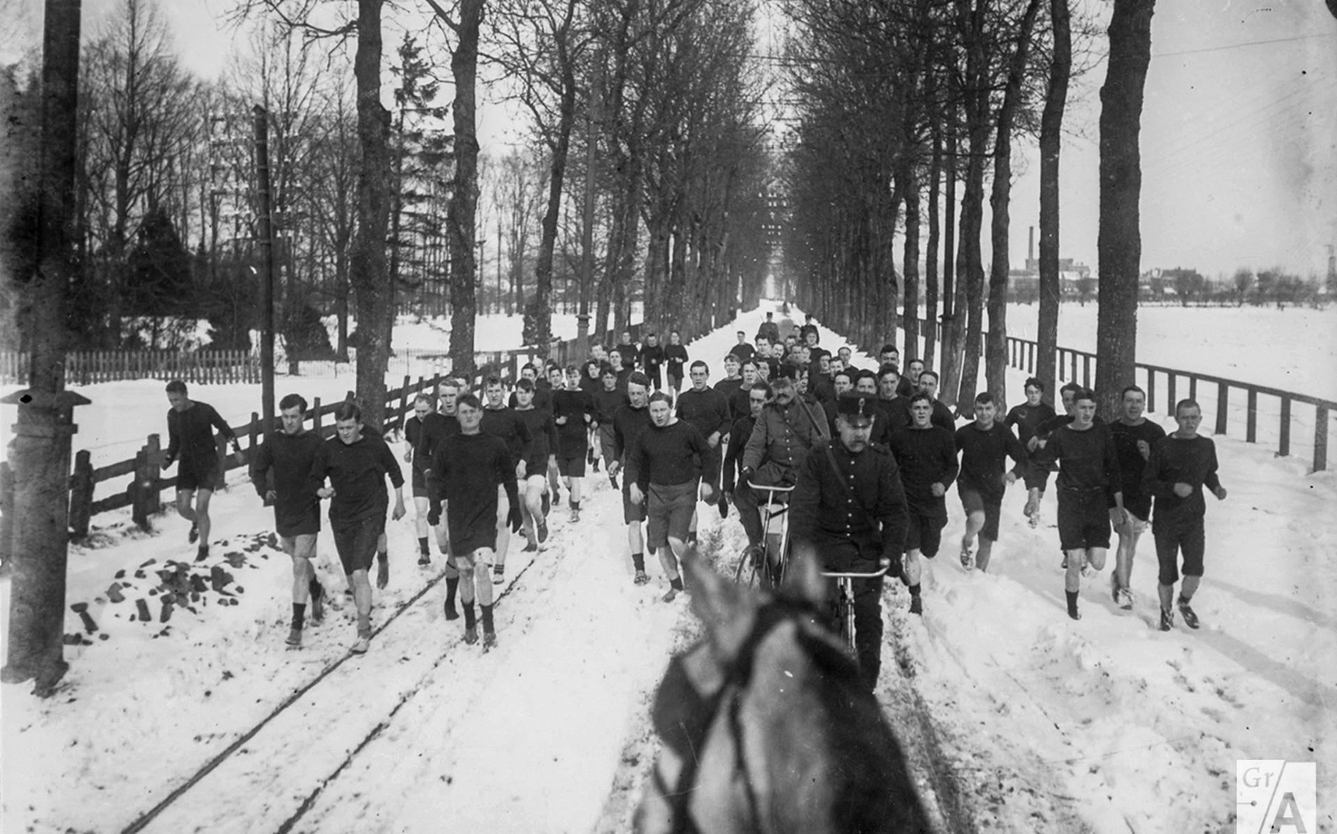 Nichts ist besser als ein deutscher Kriegsgefangener.  Englische Soldaten „The Harriers“ trainieren 1917 auf einem winterlichen Hereweg in Groningen