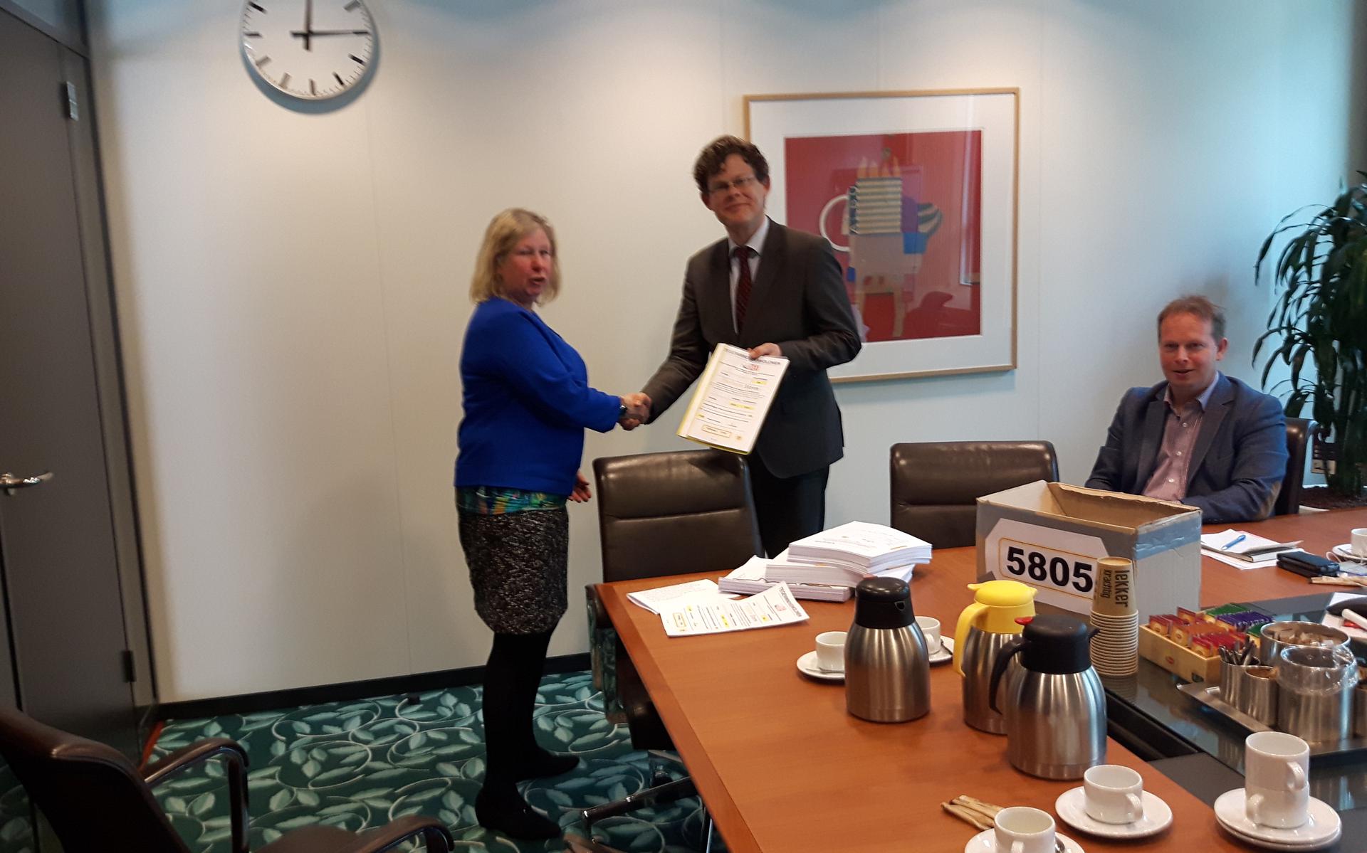 Namens de gezamenlijke actiegroepen overhandigde Ineke Schreuder dinsdagmorgen 3703 ondertekende documenten aan directeur Meindert Smallenbroek van het Ministerie van Economische Zaken. 
