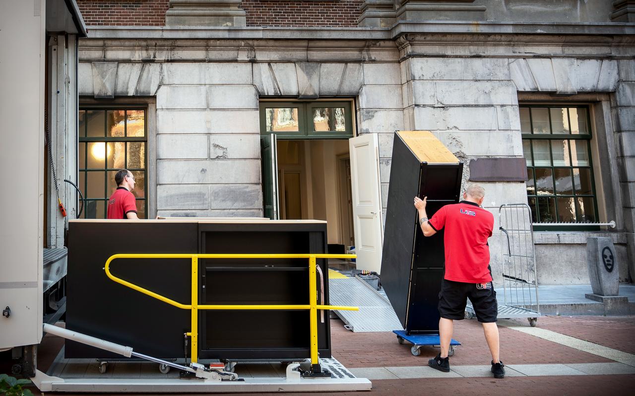Verhuizers rijden sinds deze week af en aan om het gemeentebestuur van Groningen na twee jaar terug te verhuizen van de Radesingel naar het verbouwde Stadhuis aan de Grote Markt. Verhuizers rijden sinds deze week af en aan om het gemeentebestuur van Groningen na twee jaar terug te verhuizen van de Radesingel naar het verbouwde Stadhuis aan de Grote Markt.