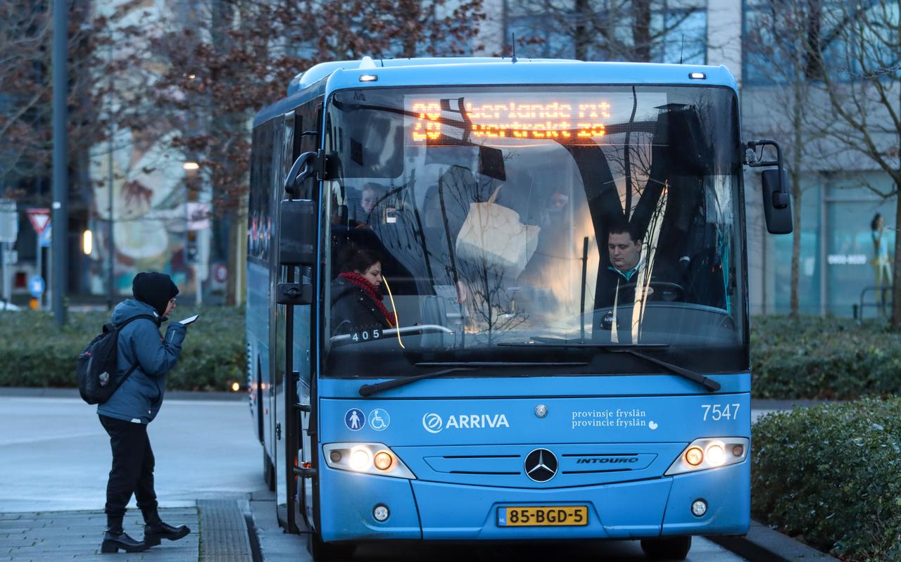 Ondanks de stakingen van een deel van het personeel in het streekvervoer rijden er nog steeds bussen en treinen. Wel is er veel uitval in het openbaar vervoer. Er wordt gestaakt voor een betere cao. Ondanks de stakingen van een deel van het personeel in het streekvervoer rijden er nog steeds bussen en treinen. Wel is er veel uitval in het openbaar vervoer. Er wordt gestaakt voor een betere cao.