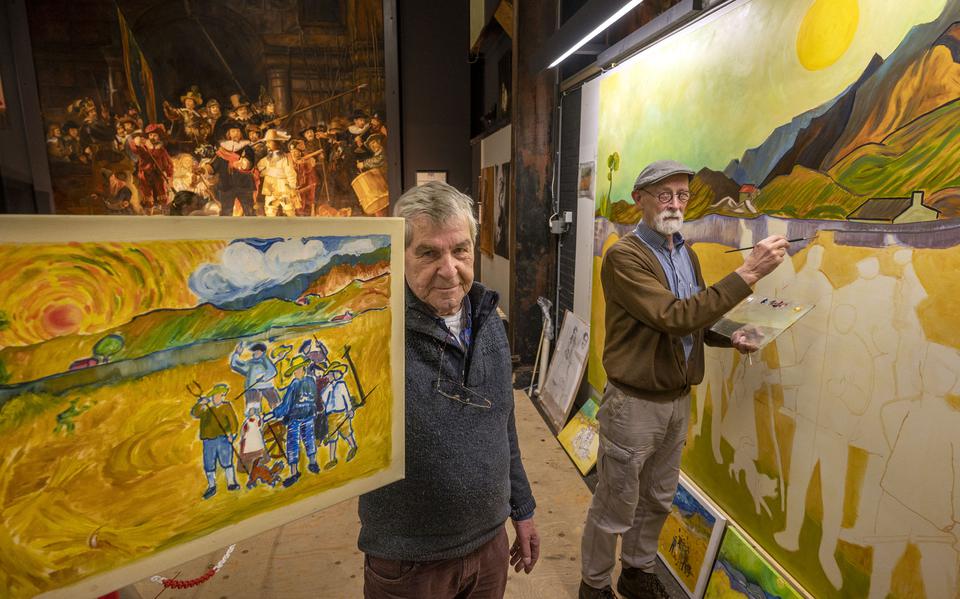 Geert Joling (op voorgrond) en Jan Willem van Steenpaal in de voormalige giraffestal van het Noorder Dierenpark. Na het schilderen van een replica van de Nachtwacht richten de amateurkunstenaars zich nu onder meer op het maken van een groepsportret in de stijl van Van Gogh met elementen van Rembrandt.