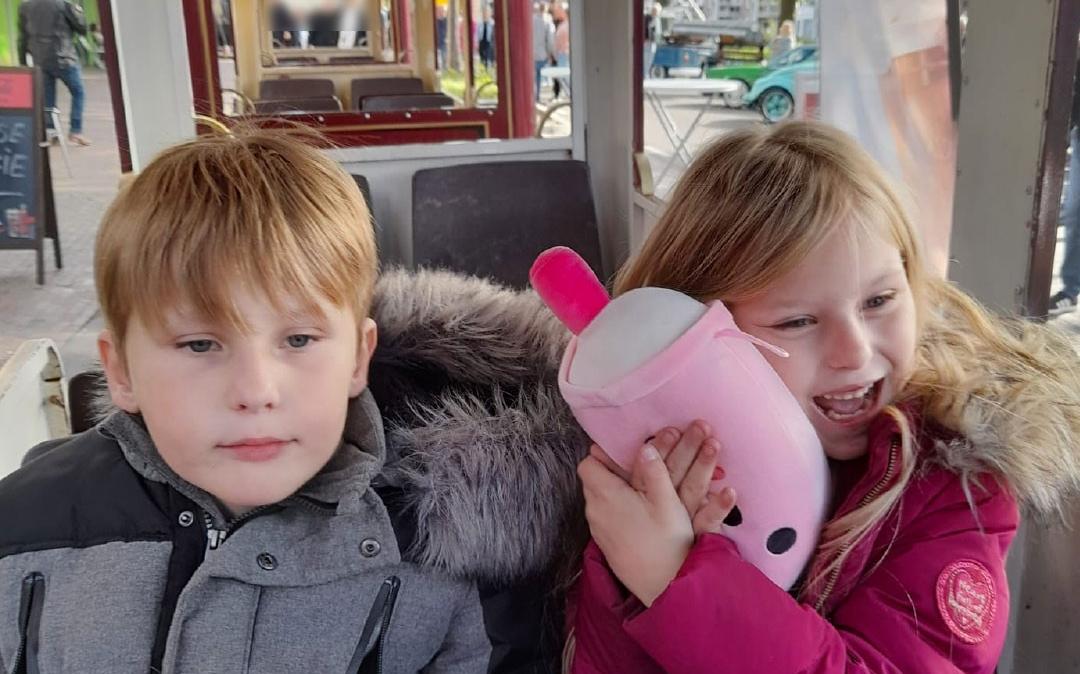 De politie deelt een nieuwe, recente foto van Jeffrey en Emma via X.