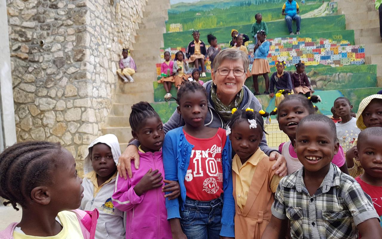 Marijke Zaalberg te midden van haar kinderen in Haïti.