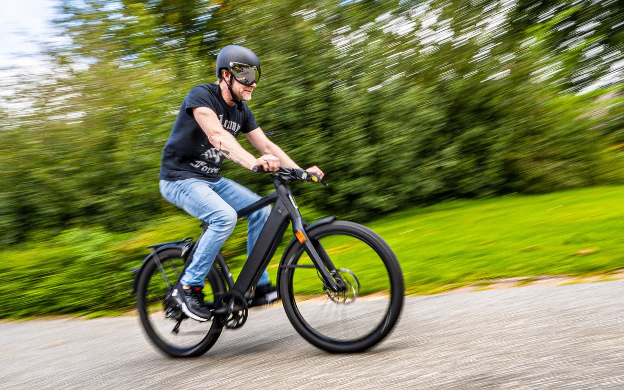 Bert ten Berge op zijn speed pedelec. Bert ten Berge op zijn speed pedelec.