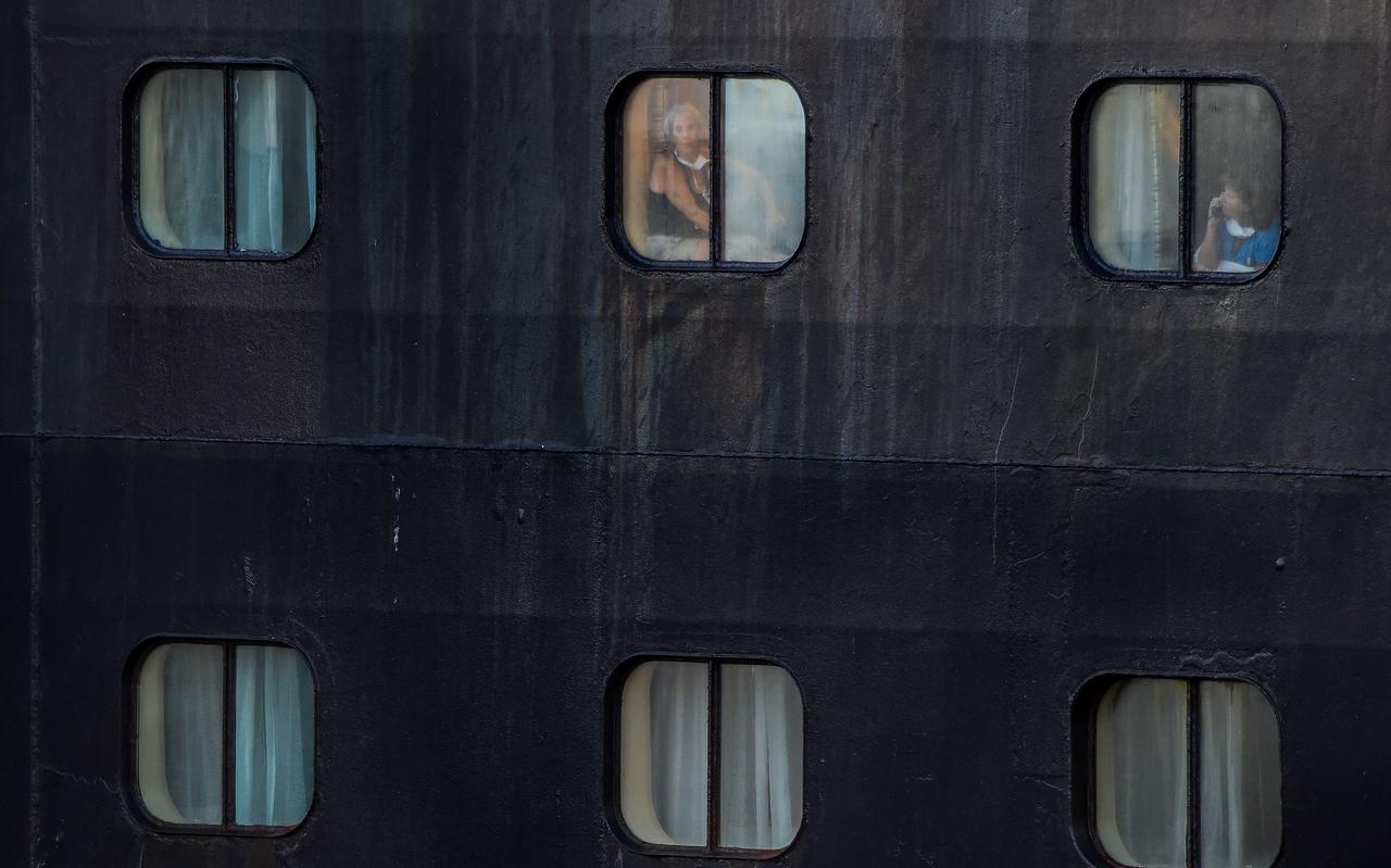 Passagiers kijken uit het raam van MS de Rotterdam, dat de Drebntse stellen naar Fort Lauderdale bracht. Passagiers kijken uit het raam van MS de Rotterdam, dat de Drebntse stellen naar Fort Lauderdale bracht.