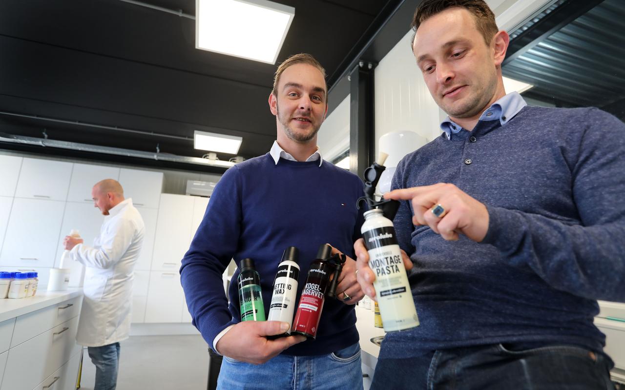 Goedhart ( links ) en John Borgesius starten met smeer- en reinigingsmiddel Airo Lube op basis van koolzaad in Stadskanaal. Goedhart ( links ) en John Borgesius starten met smeer- en reinigingsmiddel Airo Lube op basis van koolzaad in Stadskanaal.