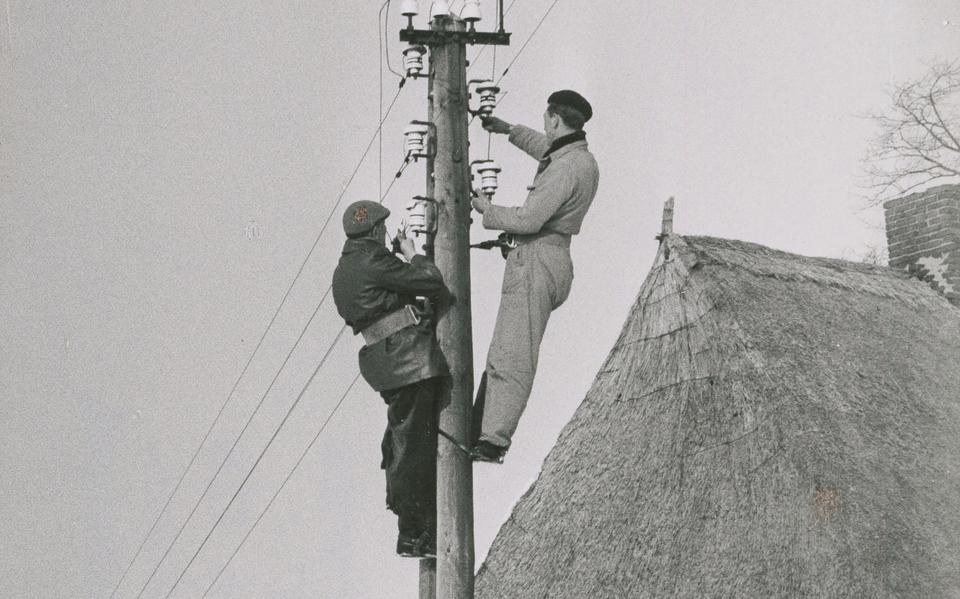 Reparatie in de mast, omstreeks 1930. 