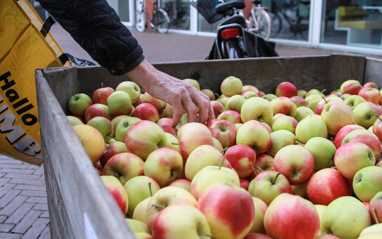 Boerenorganisatie Agractie houdt vandaag in het hele land een actie met de naam #Kuubskisten. Volgens de organisatie staan in meer dan honderd steden kisten met appels. Zo ook op het Zaailand in Leeuwarden. De appels mogen door iedereen gratis worden meegenomen. In totaal worden er zo'n 150.000 appels in het land weggegeven.