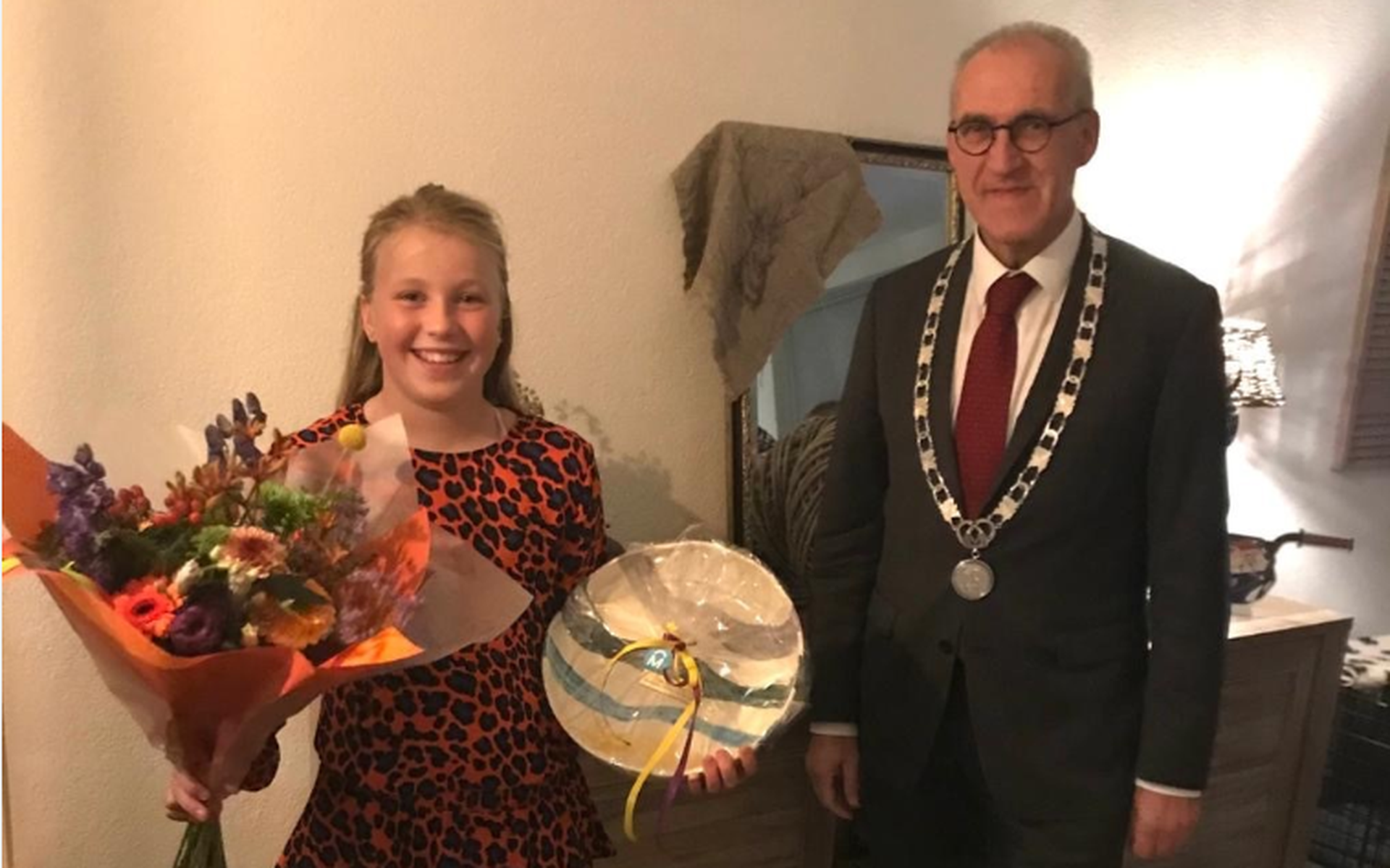 Burgemeester Adriaan Hoogendoorn overhandigt prijs Sporttalent Midden-Groningen 2019 aan Charlotte Doddema