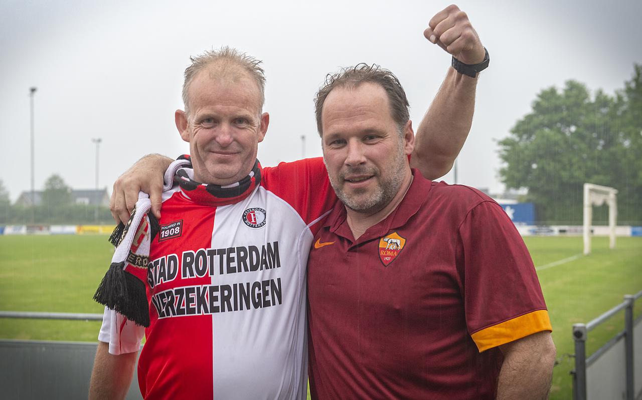 André van Klinken (links) en Dennis Kruise uit Nieuw-Weerdinge: sinds jaar en dag voetbalvrienden, maar tijdens bij de finale van de Conference League allesbehalve eensgezind. André is Feyenoord-fan, Dennis is idolaat van AS Roma.