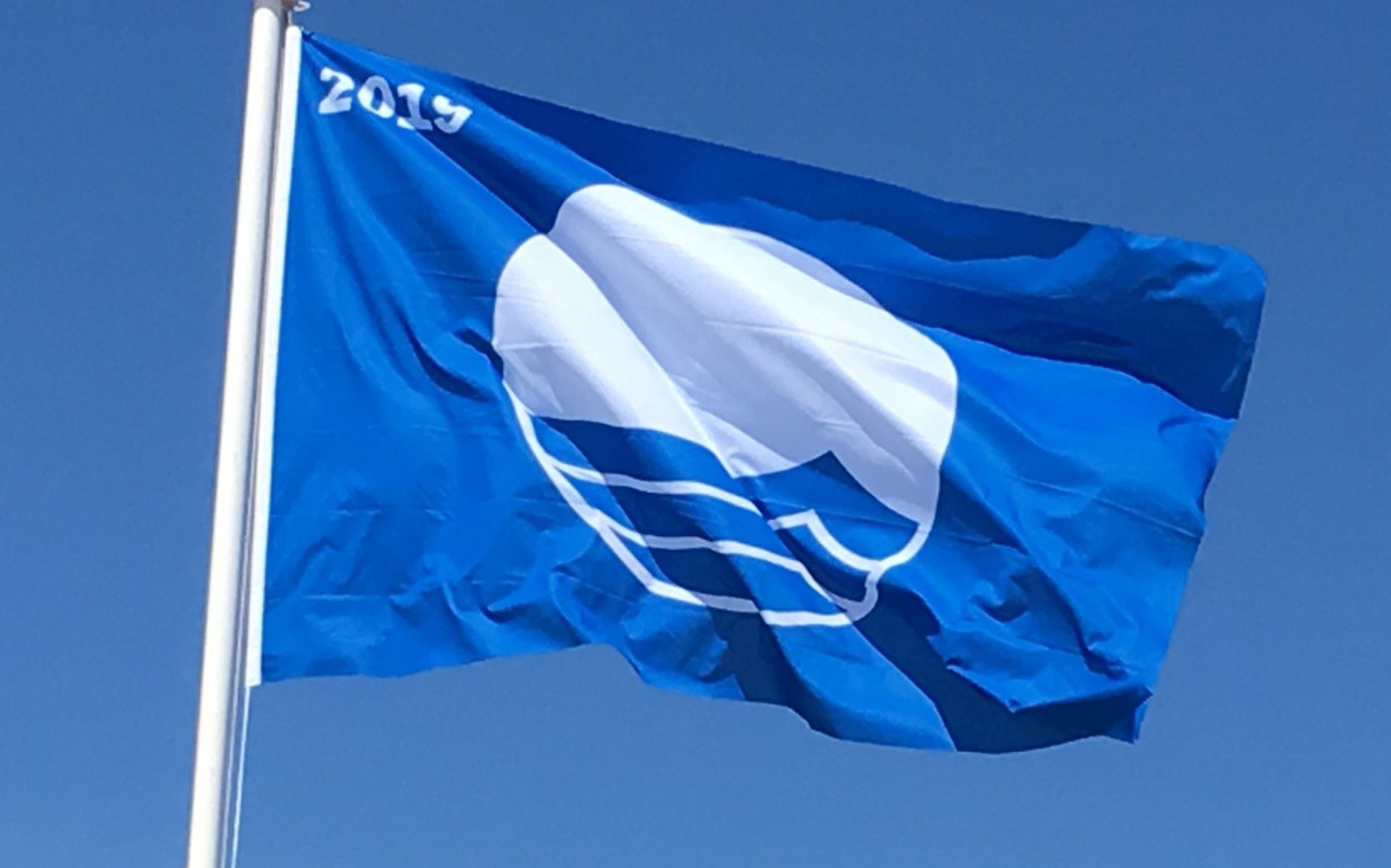 De Blauwe Vlag wordt uitgereikt door de Foundation for Environmental Education (FEE), een onafhankelijke internationale milieuorganisatie in Denemarken.