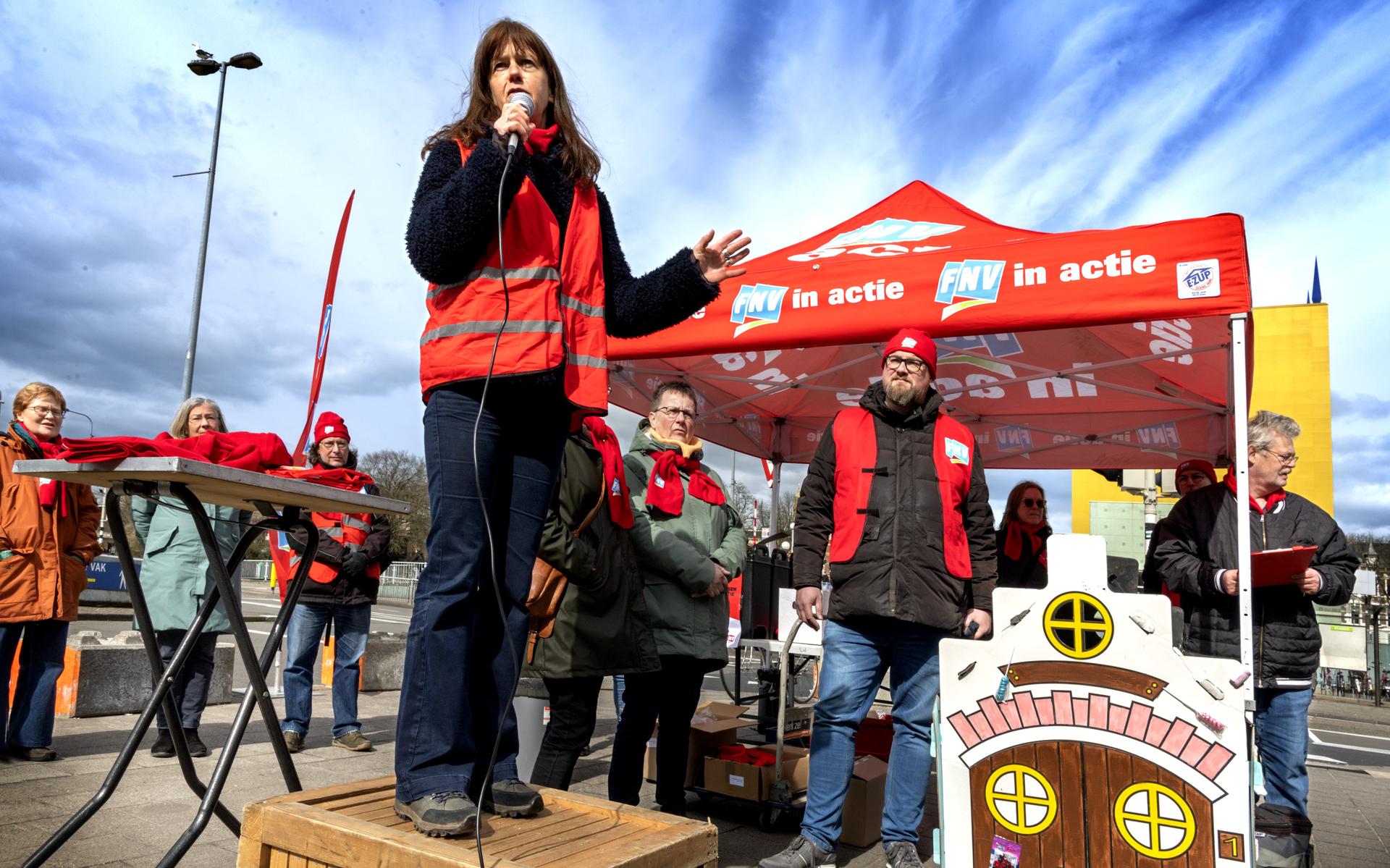 Maureen van der Pligt op de zeepkist voor het behoud van IOW.