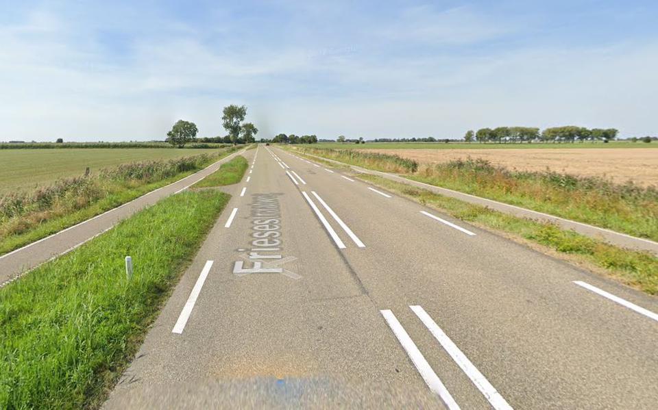 De Friesestraatweg tussen Grijpskerk en Visvliet.