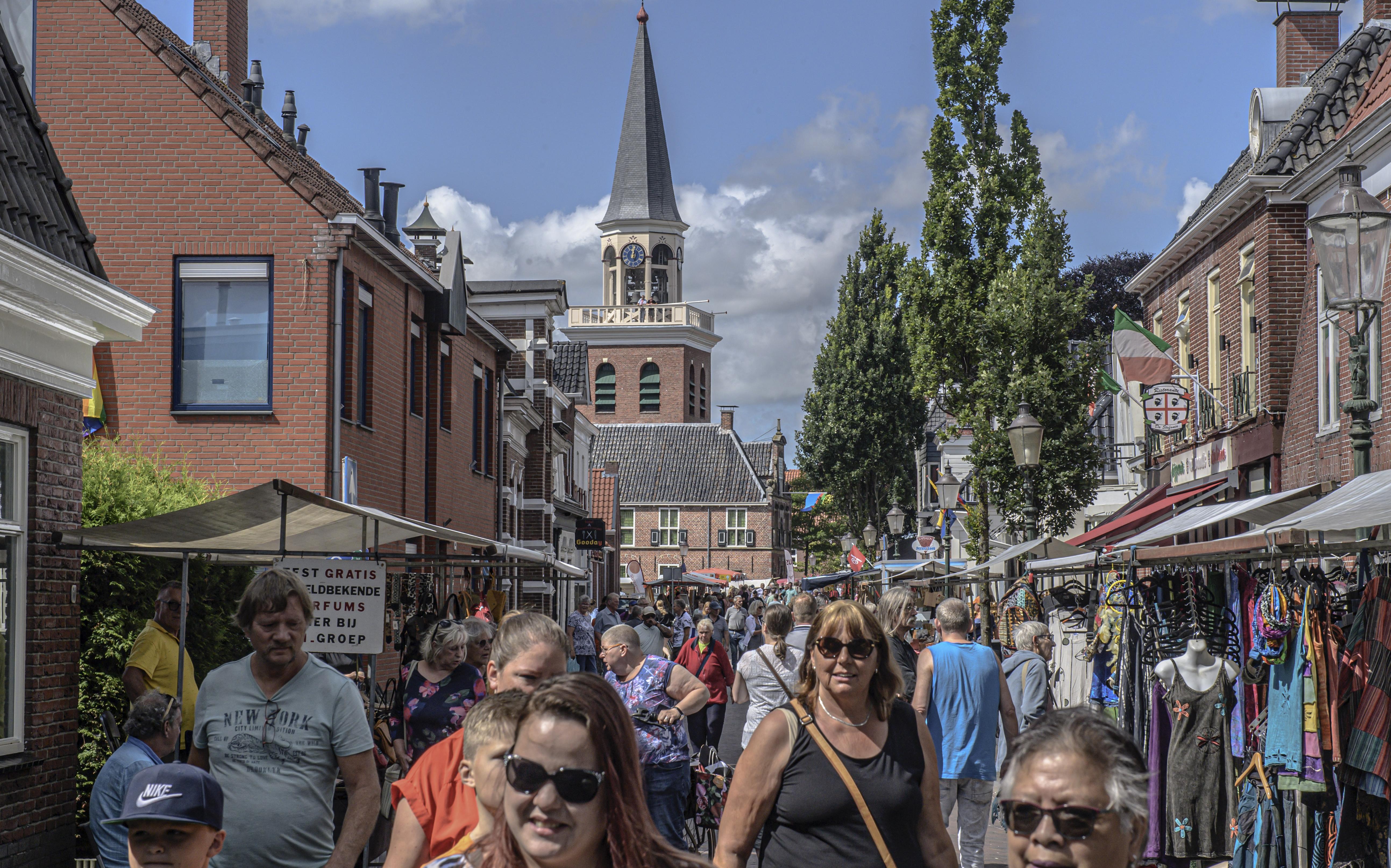 Shoppen tussen ridders, jonkvrouwen en ambachtslieden tijdens de Coopluydenmarkt in Appingedam - Dag