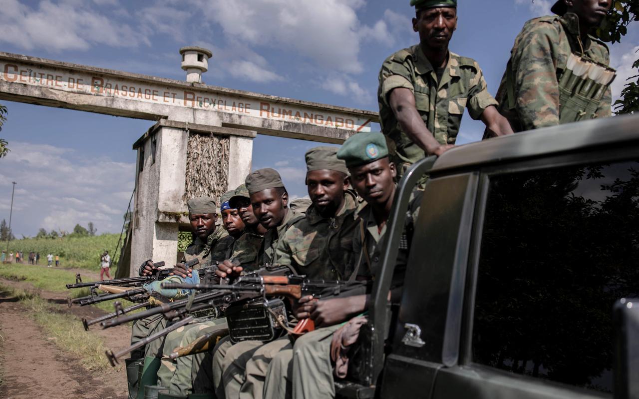 Strijders van de Congolese rebellengroep M23 na de overdracht van een legerkamp bij Rumangabo aan een Oost-Afrikaanse vredesmacht, eerder deze maand. Foto: AFP/Guerchom Ndebo