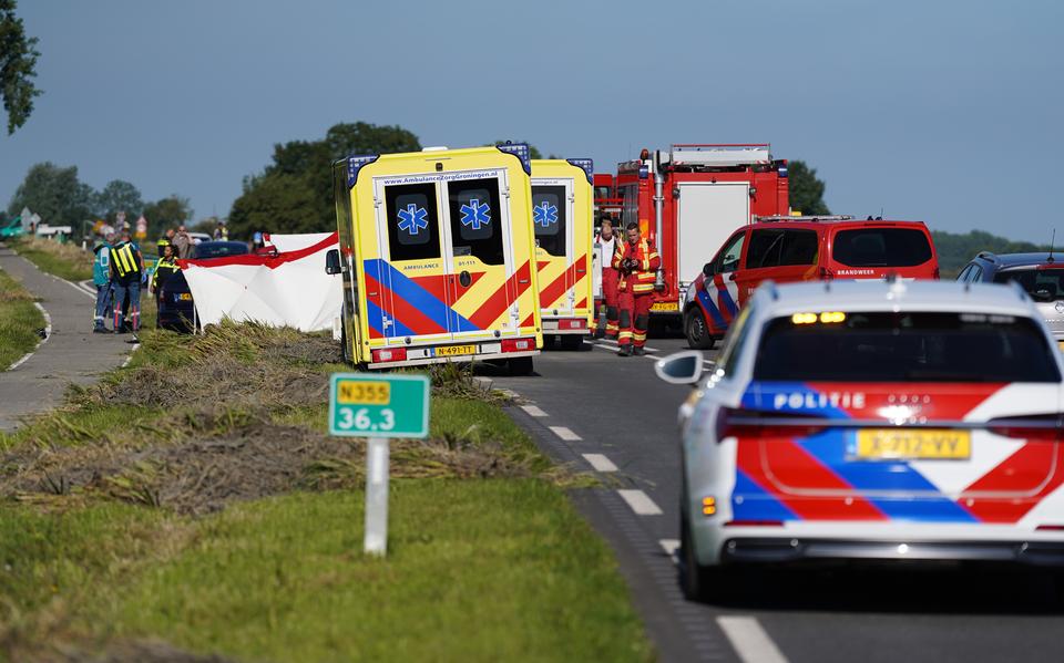 Twee auto's zijn maandagochtend tegen elkaar gebotst op de Friesestraatweg (N355) bij Grijpskerk.