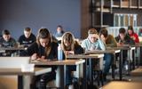 Leerlingen van CS Vincent van Gogh (Assen/Beilen) doen een examen in De Bonte Wever.