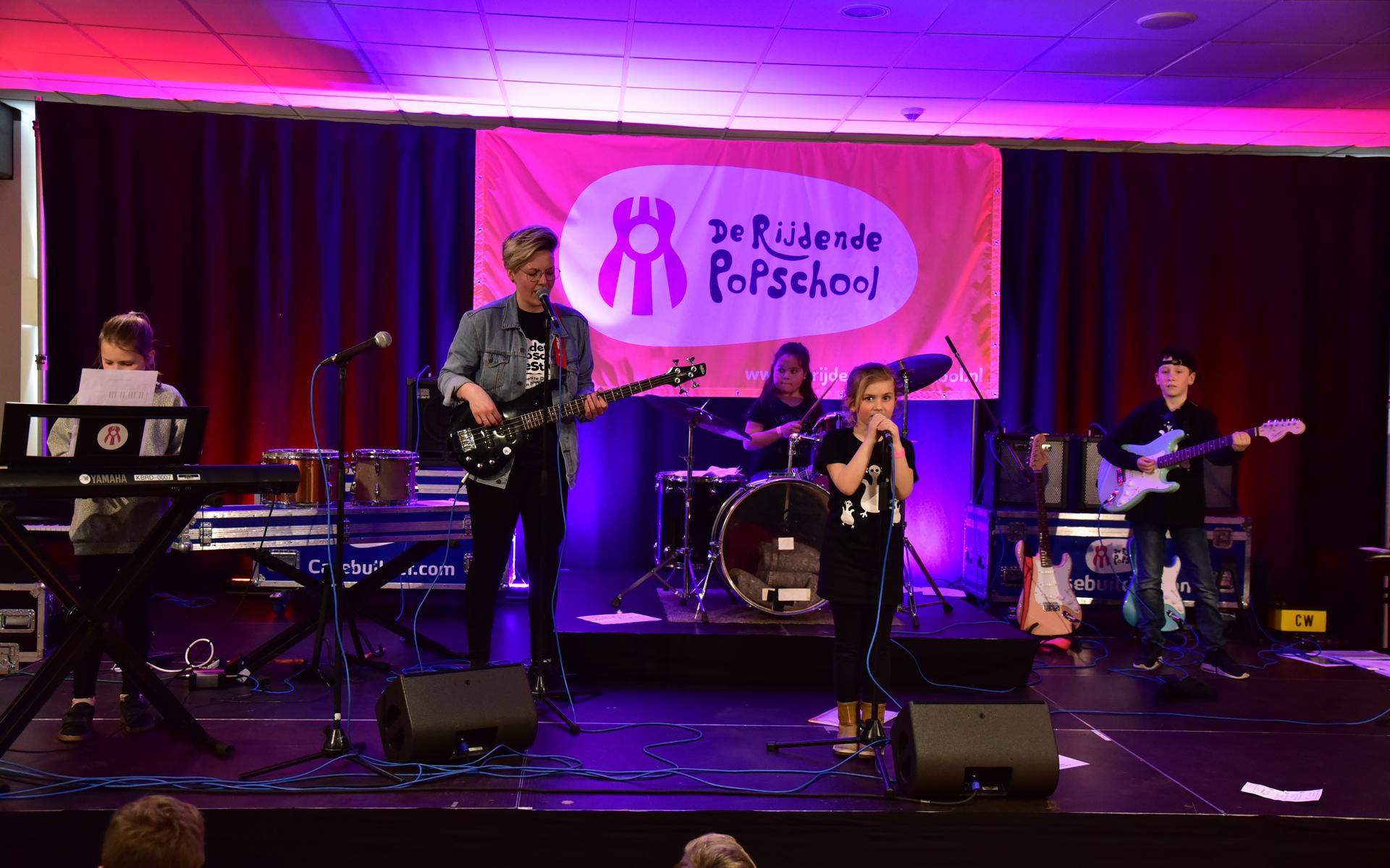 De Rijdende Popschool heeft in tien jaar tijd 8000 kinderen in Drenthe en Groningen kennis laten maken met muziek.