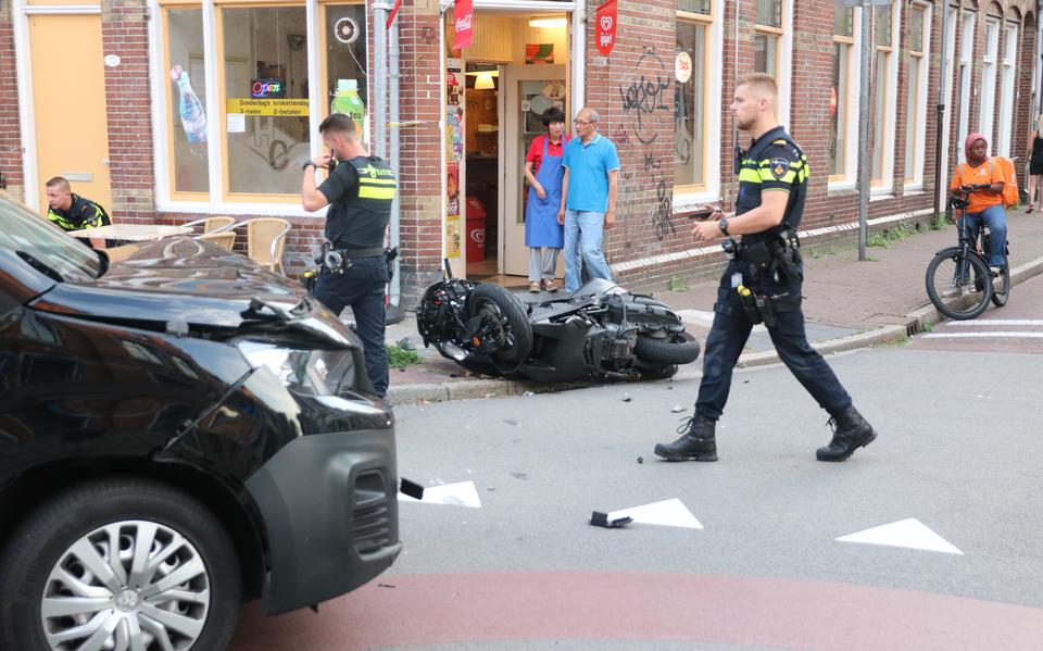 Motorrijder gewond bij aanrijding met auto op kruispunt in Groningen.