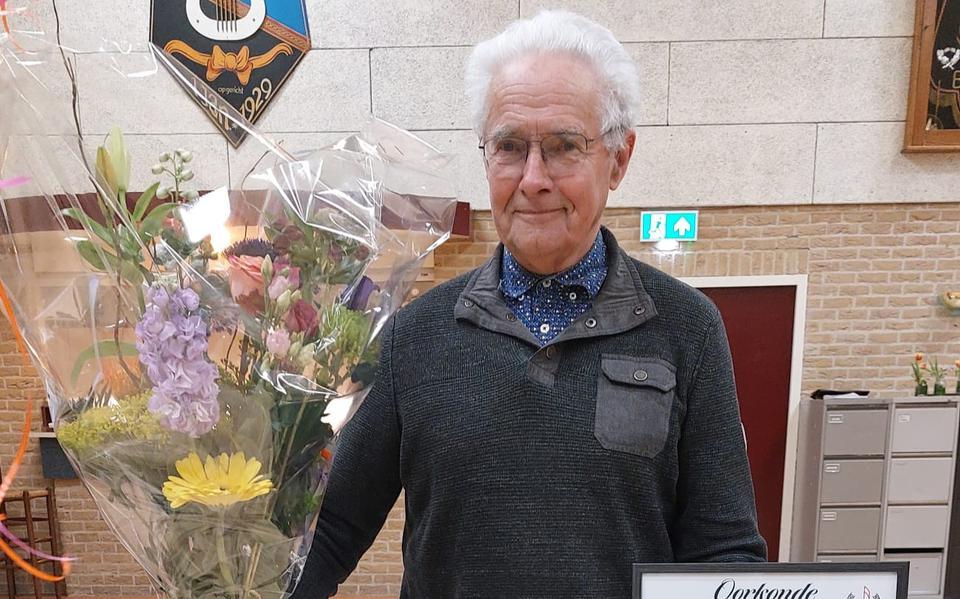 Jan Westerhof kreeg naast een fraai boeket bloemen ook een oorkonde.