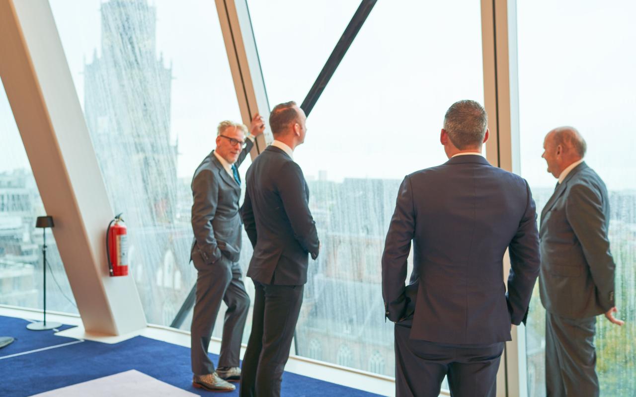 Robert Pestman uiterst links met zijn vroegere vrienden van Forum voor Democratie, Bart van der Werf, Daniël Osseweijer en Henk Marquart Scholtz. Pestman gaat verder voor Code Oranje. Robert Pestman uiterst links met zijn vroegere vrienden van Forum voor Democratie, Bart van der Werf, Daniël Osseweijer en Henk Marquart Scholtz. Pestman gaat verder voor Code Oranje.