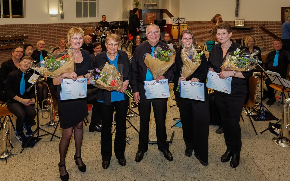 De jubilarissen: v.l.n.r.: Els Gelling, Wilma Tammeling, Jans Bral, Mary Mulder en Marja van der Woude. 
