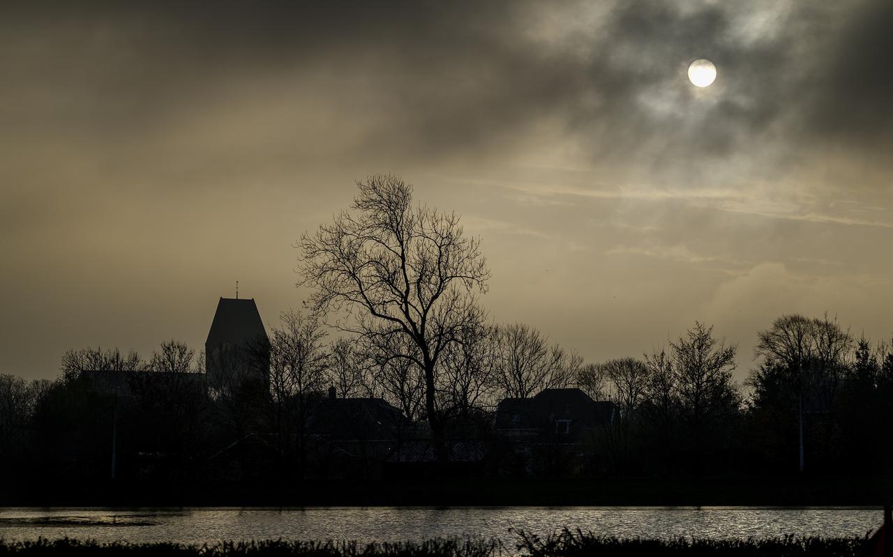 Donkere wolken pakken zich samen boven Loppersum. De bevolking krimpt relatief het hardste in heel Groningen.