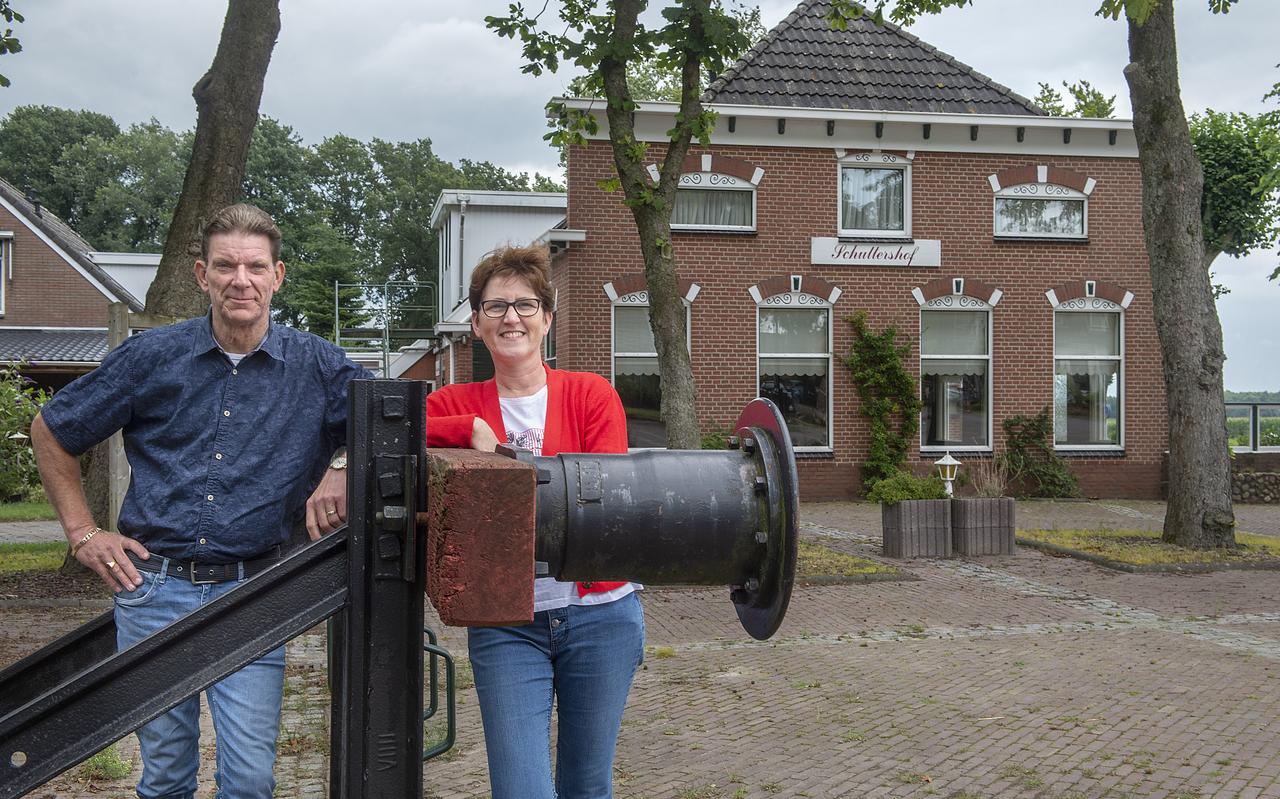 Geen schnitzels bakken meer voor Denny en Anja Baas. Geen schnitzels bakken meer voor Denny en Anja Baas.