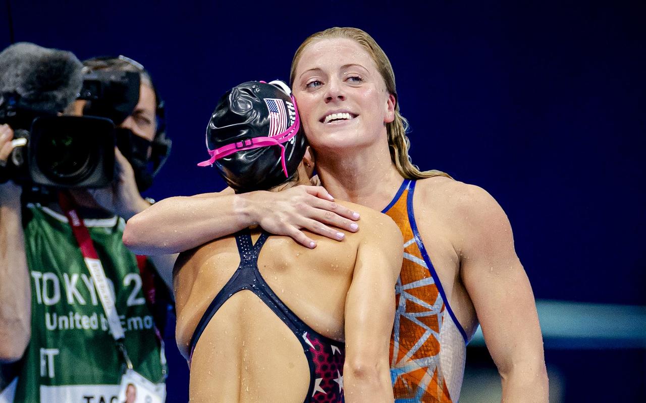 Kira Toussaint omhelst een Amerikaanse tegenstander na de finale 100 meter rugslag (vrouwen), waarin ze als zevende eindigde. Kira Toussaint omhelst een Amerikaanse tegenstander na de finale 100 meter rugslag (vrouwen), waarin ze als zevende eindigde.