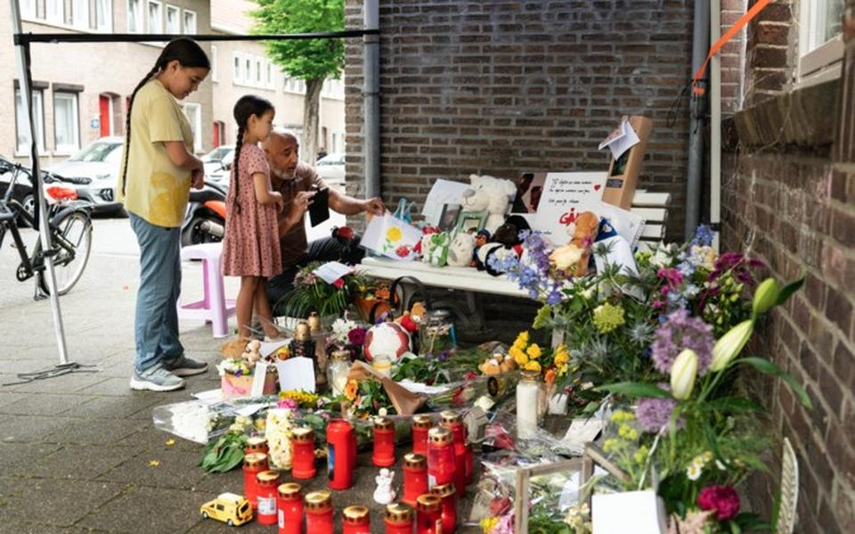 Het waarop zijn moeder vaak zat om tijdens het spelen toezicht te houden, is bedolven onder de bloemen en knuffels. 