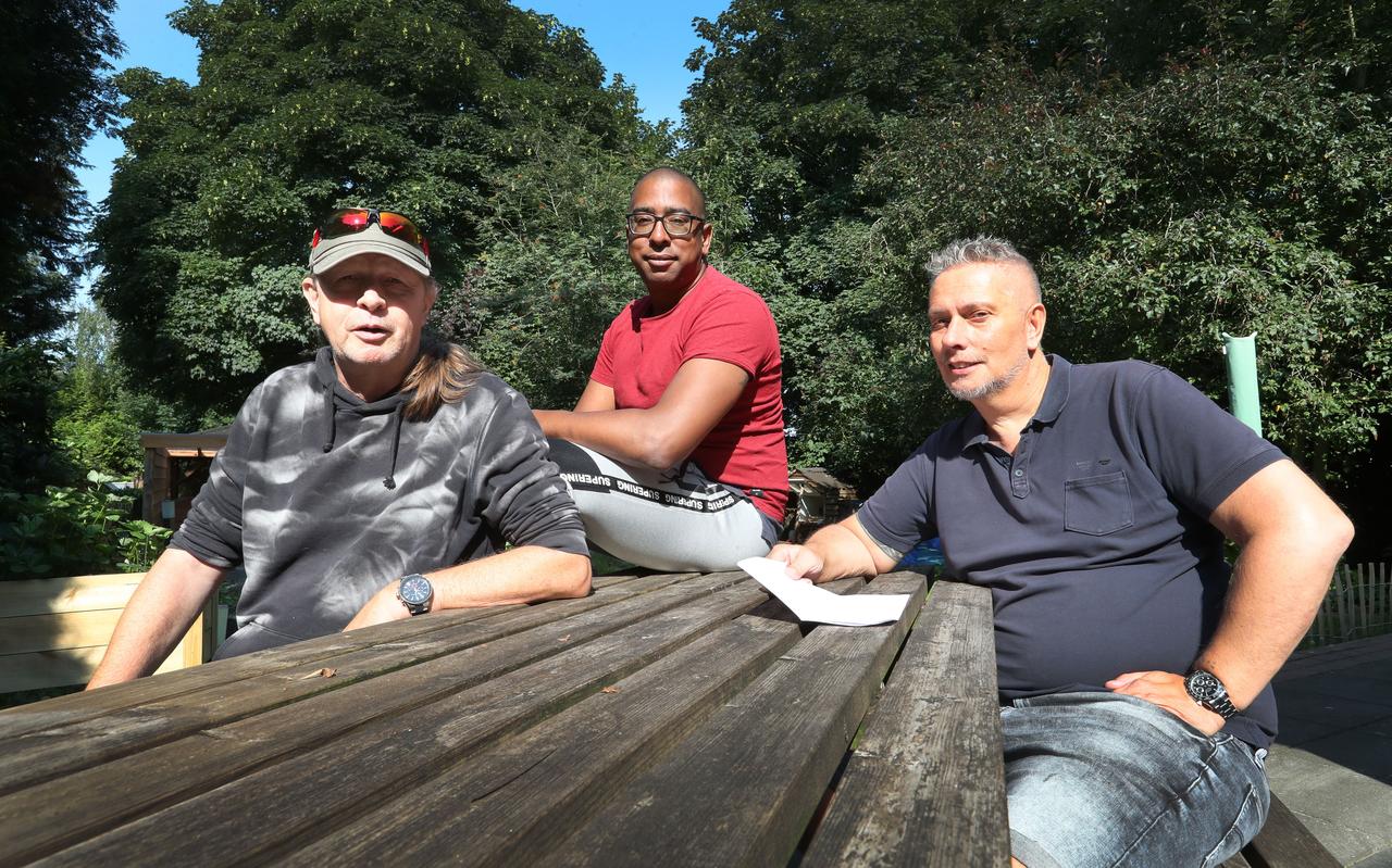 Jos Schulte (links) Ruben Molina (midden) en Cor Bloem (rechts) willen een tweede coffeeshop openen in Stadskanaal. Twee oud-jongerenwerkers en de voormalig bedrijfsleider in coffeeshops. Het kan jongeren helpen verantwoord met drugs om te gaan. Jos Schulte (links) Ruben Molina (midden) en Cor Bloem (rechts) willen een tweede coffeeshop openen in Stadskanaal. Twee oud-jongerenwerkers en de voormalig bedrijfsleider in coffeeshops. Het kan jongeren helpen verantwoord met drugs om te gaan.