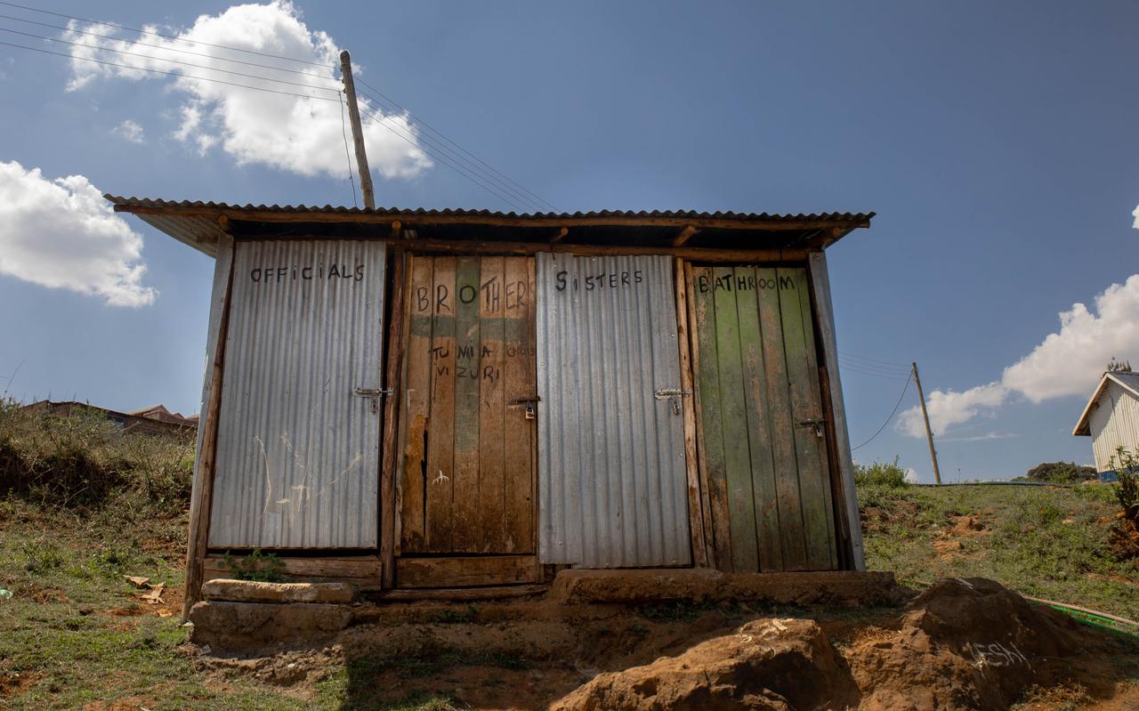 Openbaar toilet in de sloppenwijk Kibera, in hoofdstad van Kenia Nairobi.