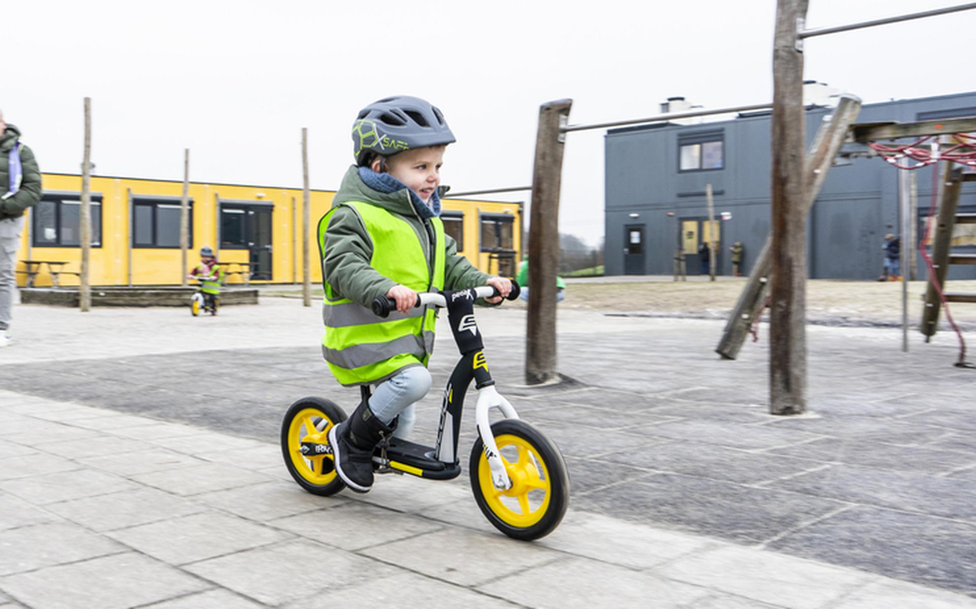 De provincie wil kinderen op jonge leeftijd leren wennen aan de fiets en hun ouders stimuleren om vaker op de fiets te stappen. Foto: Provincie Groningen
