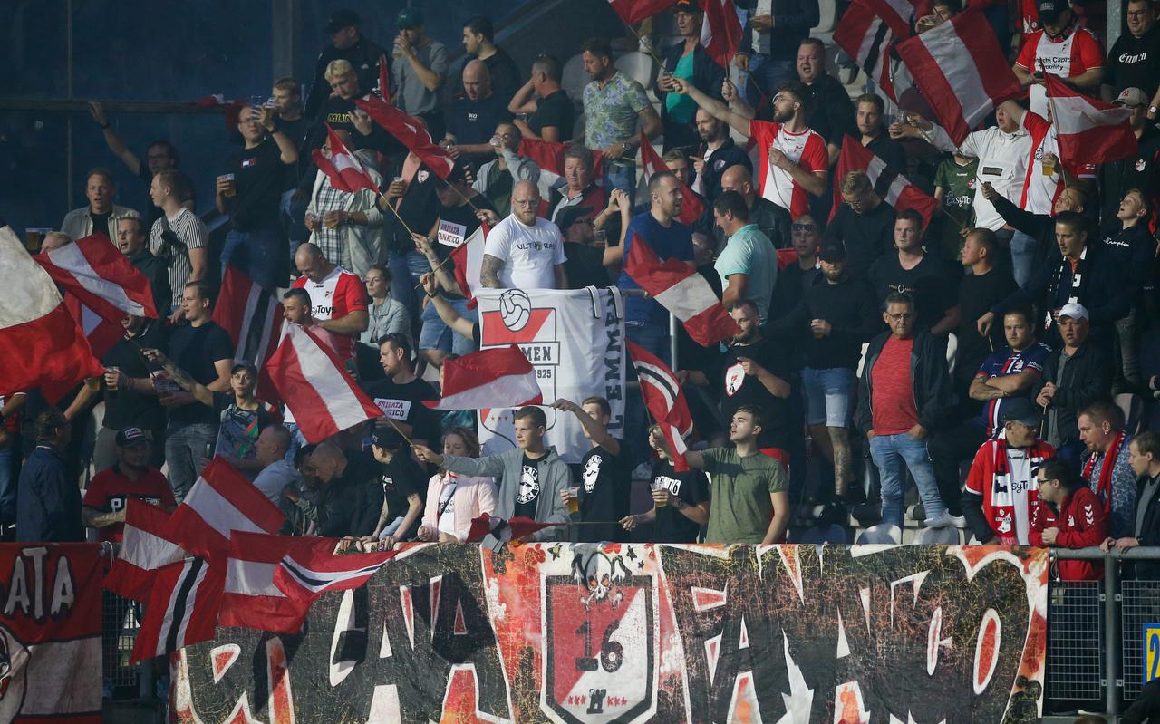 FC Emmen-supporters tijdens het thuisduel met MVV.