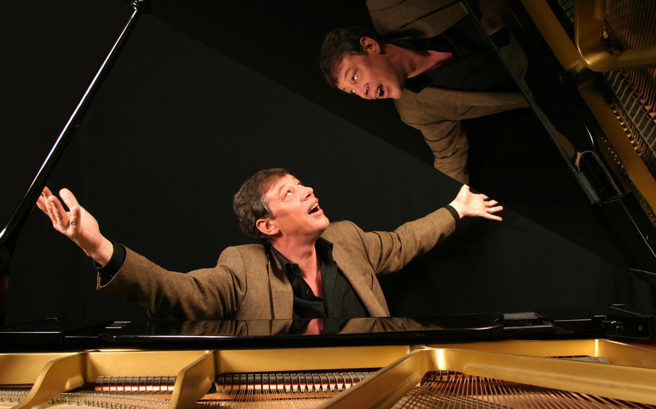Dolf de Vries wijdde zijn leven aan de muziek. Dolf de Vries wijdde zijn leven aan de muziek.