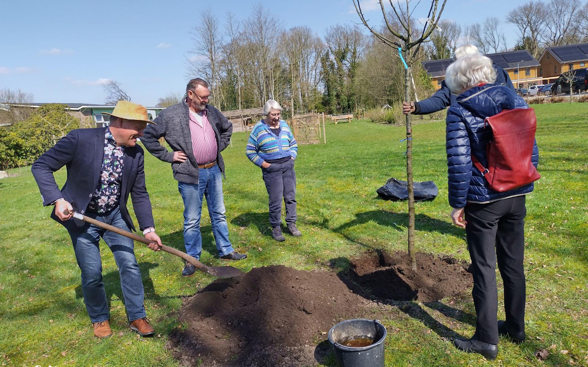 Voormalig wethouder Jan Batelaan (l) plant de boom in De Appelhof.