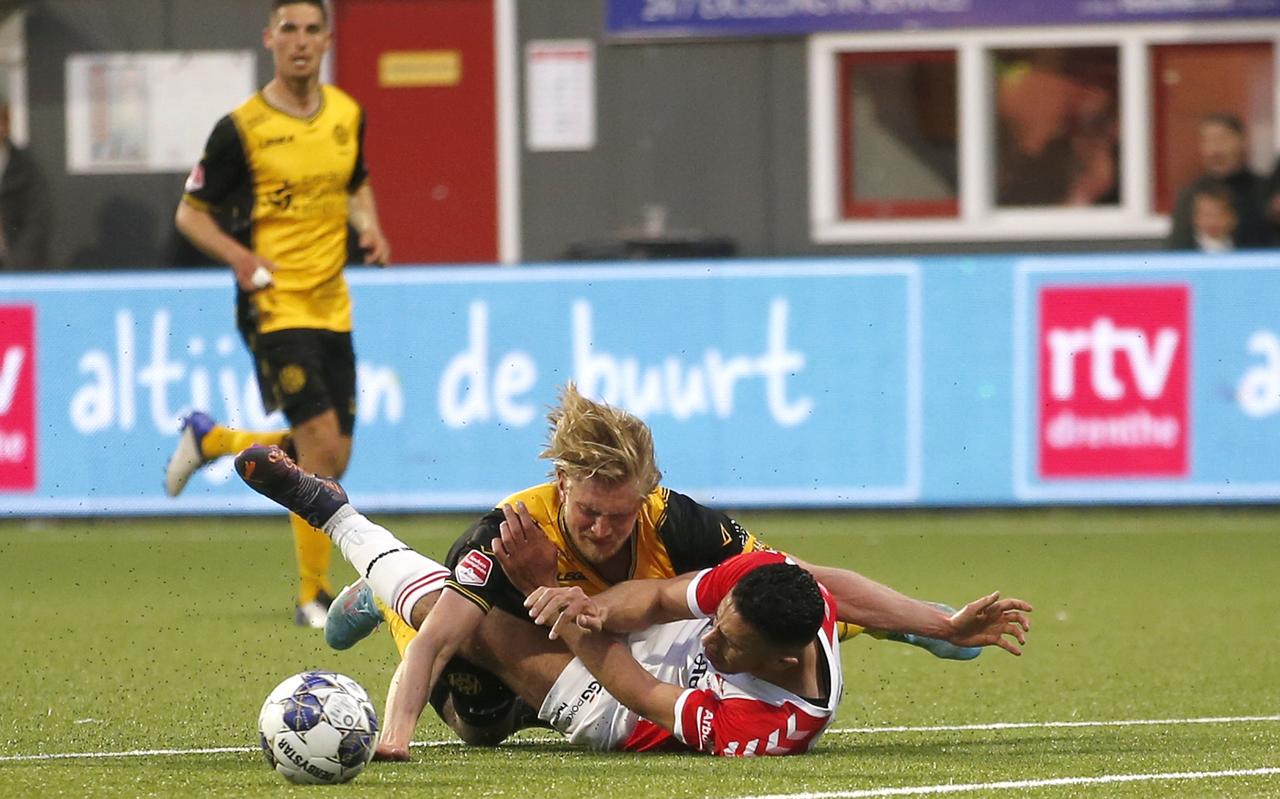 Roda JC-verdediger Richard Jensen maakt een overtreding op Reda Kharchouch. Daarvoor krijgt hij direct de rode kaart gepresenteerd. Roda JC-verdediger Richard Jensen maakt een overtreding op Reda Kharchouch. Daarvoor krijgt hij direct de rode kaart gepresenteerd.