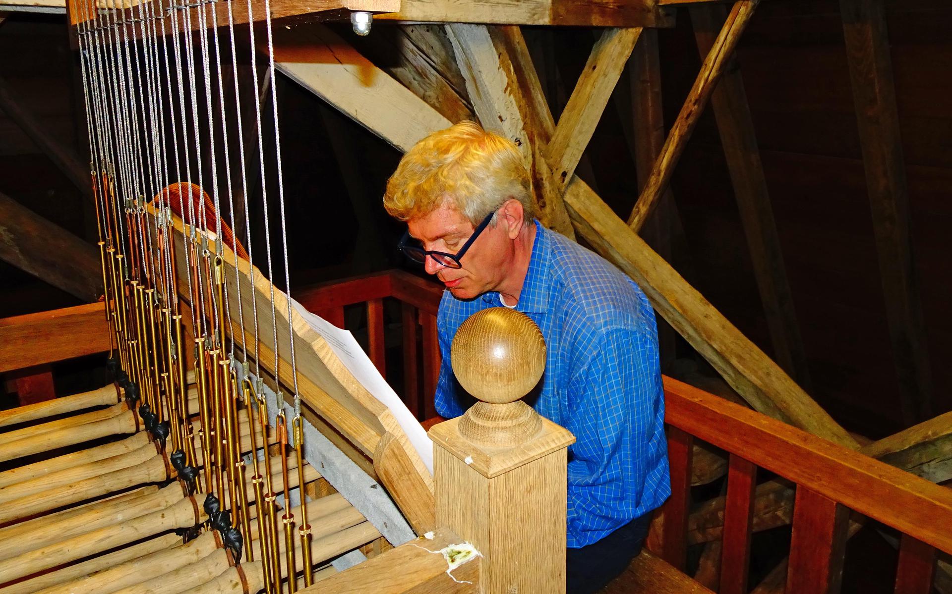 Henk Veldman op op het Hemony-carillon in Middelstum.      