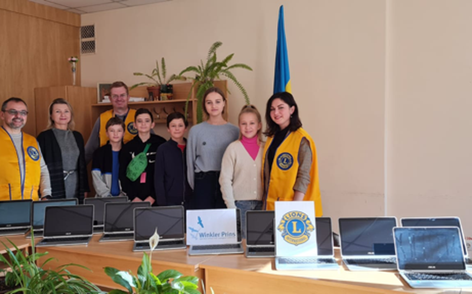 Leerlingen van een school in Lviv zijn blij met de laptops.