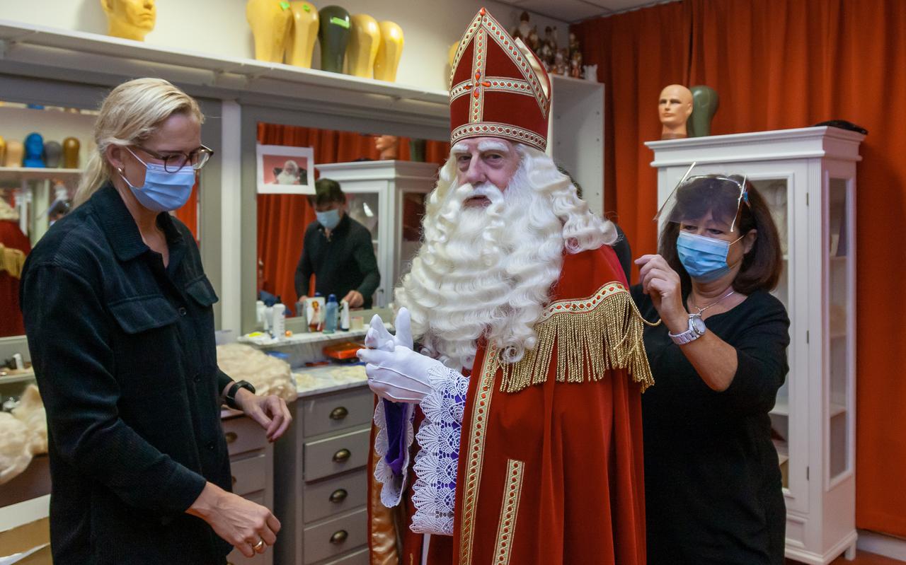 De laatste hand wordt vrijdagochtend gelegd aan Sinterklaas in het atelier van Heuckeroth.