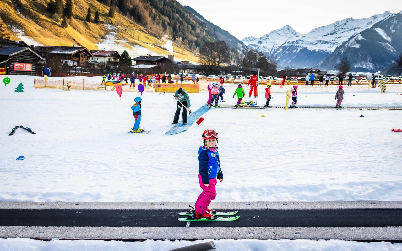 Skiërs op de pistes van skioord Rauris in de Oostenrijkse deelstaat Salzburgerland. Door de hogere temperaturen ligt er dit jaar minder sneeuw en de kwaliteit van de sneeuw die er wel ligt is slechter.